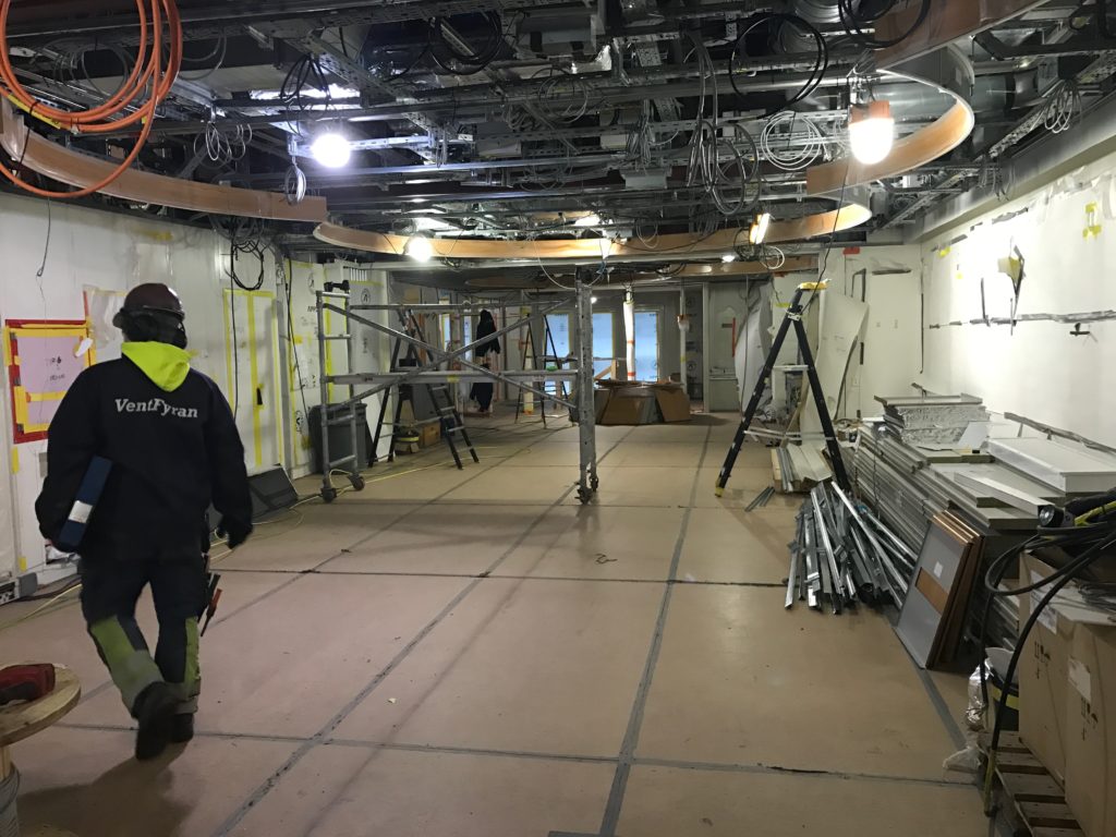 Takinstallation och elarbete i modulbyggnad med teknisk arbetskraft på plats