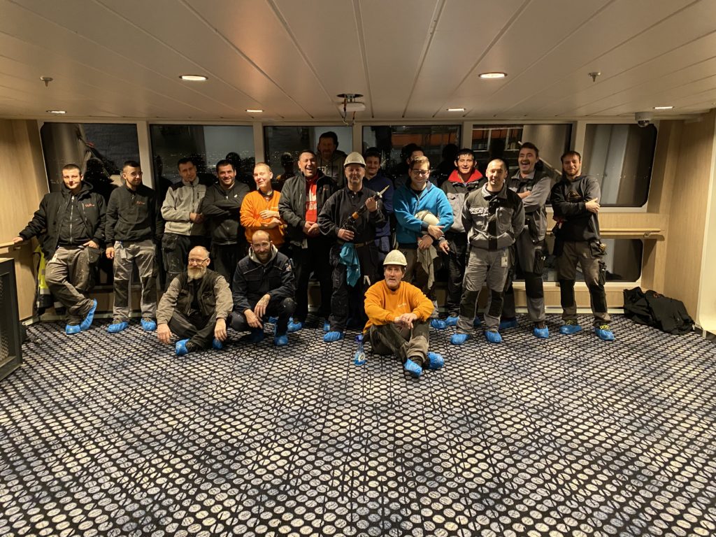 Team av VVS-montörer från bemanningsföretag Codex Group OU på modulbyggt fartyg