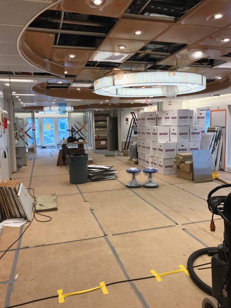 Takpanelinstallation i modulärt kommersiellt utrymme av Codex Group