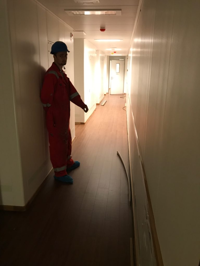 Panelinstallation av väggar och tak i modulbyggnad av Codex Group