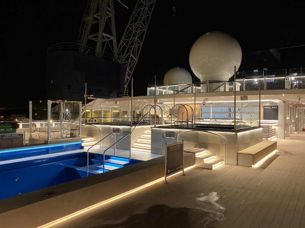 Färdigställd pool, jacuzzi och barområde på fartyg byggt av Codex Group OU:s bemannade montörer