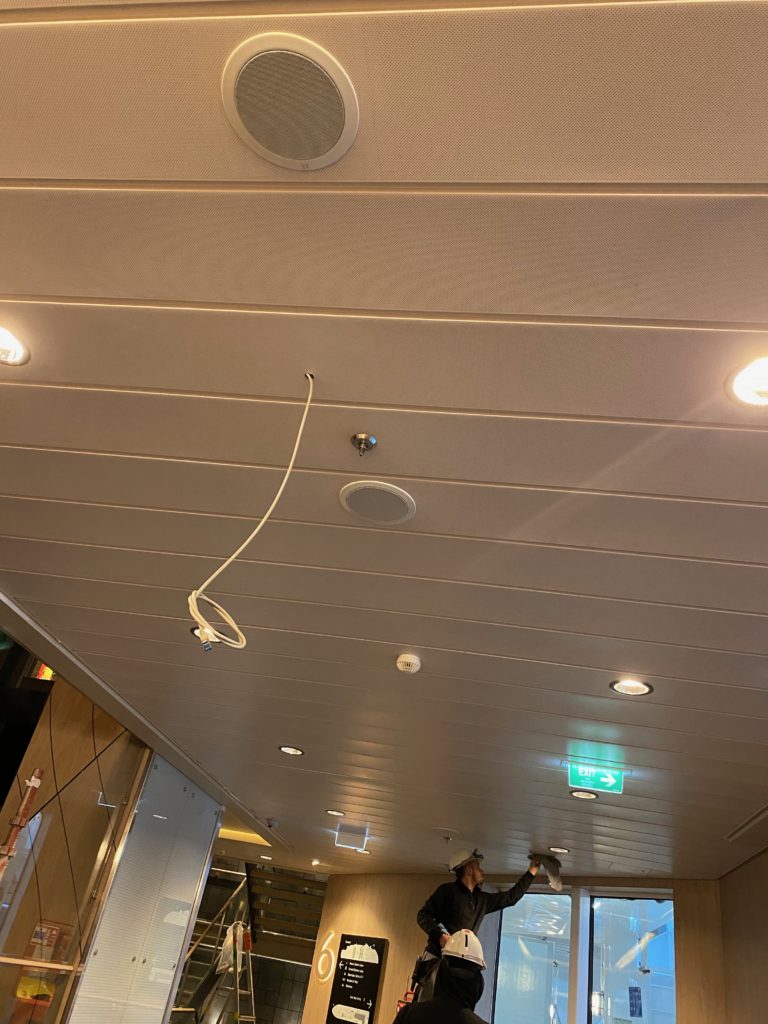 Montörer från Codex Group installerar innertak och belysning på fartygsdäck 6 inom modulärt projekt