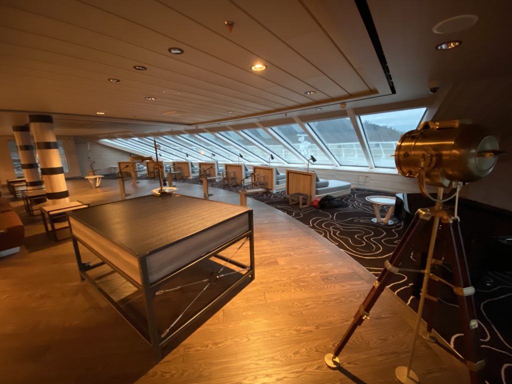 Elegant takpanelinstallation i lyxig lounge på kryssningsfartyg
