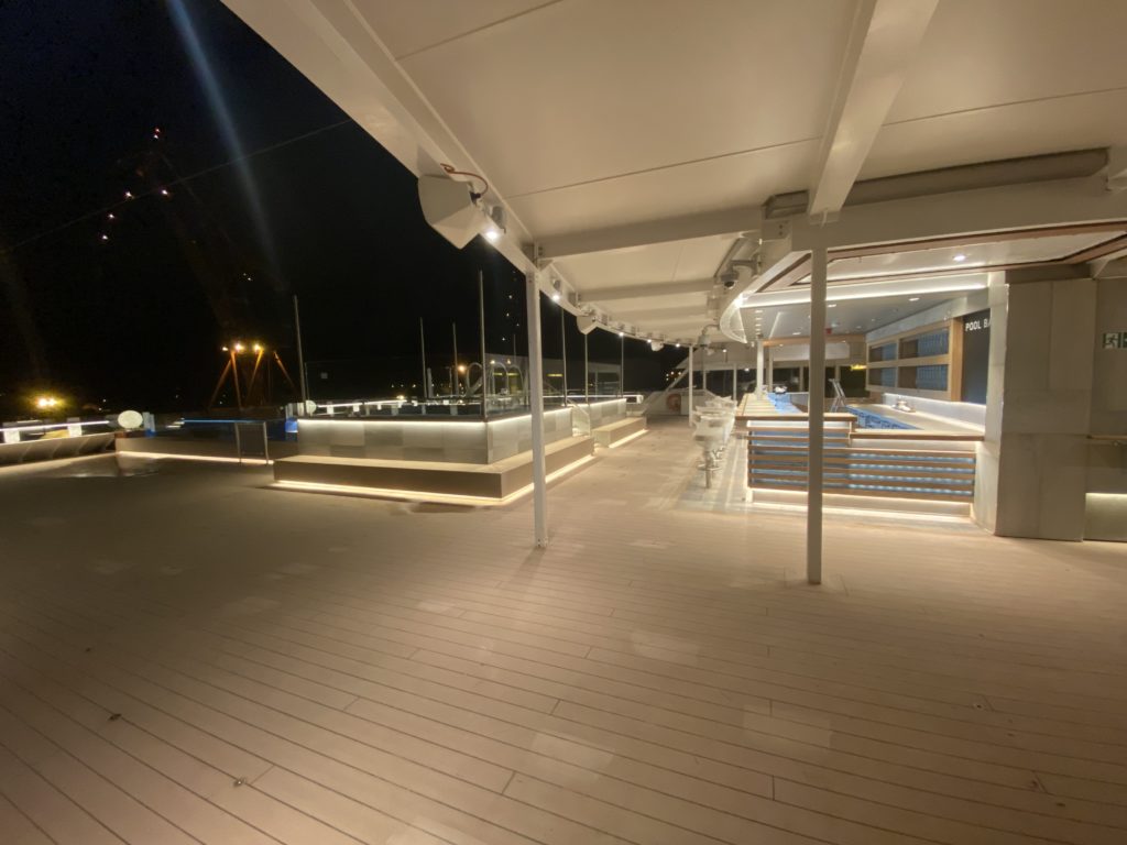 Färdigställd poolbar och däck byggd av montörer från Codex Group OU inom modulärt fartygsprojekt