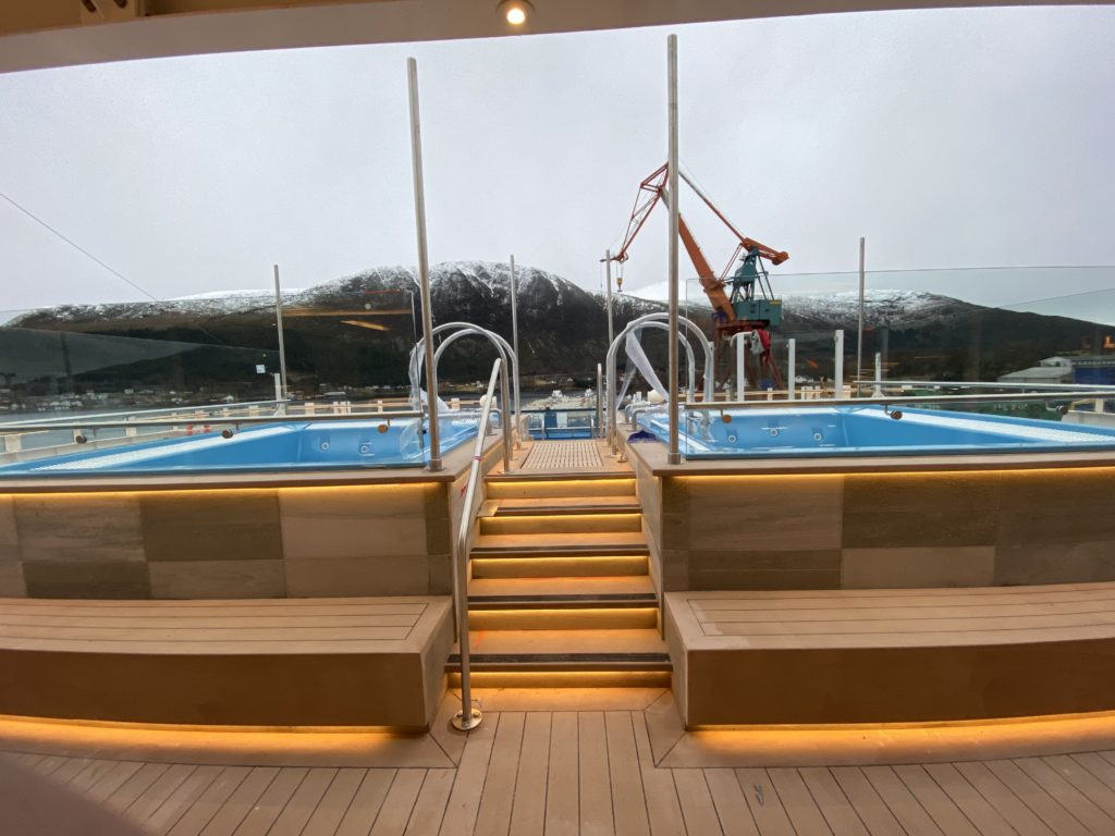 Dubbeljacuzzi installerad av Codex Group OU:s montörer på fartygsdäck med utsikt över fjorden
