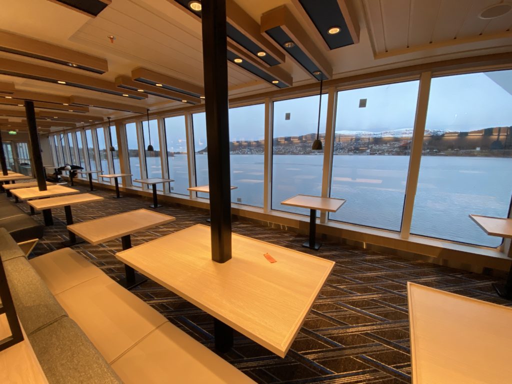 Färdigställd matsal med utsikt över fjorden, installerad av Codex Group OU:s inredningsteam