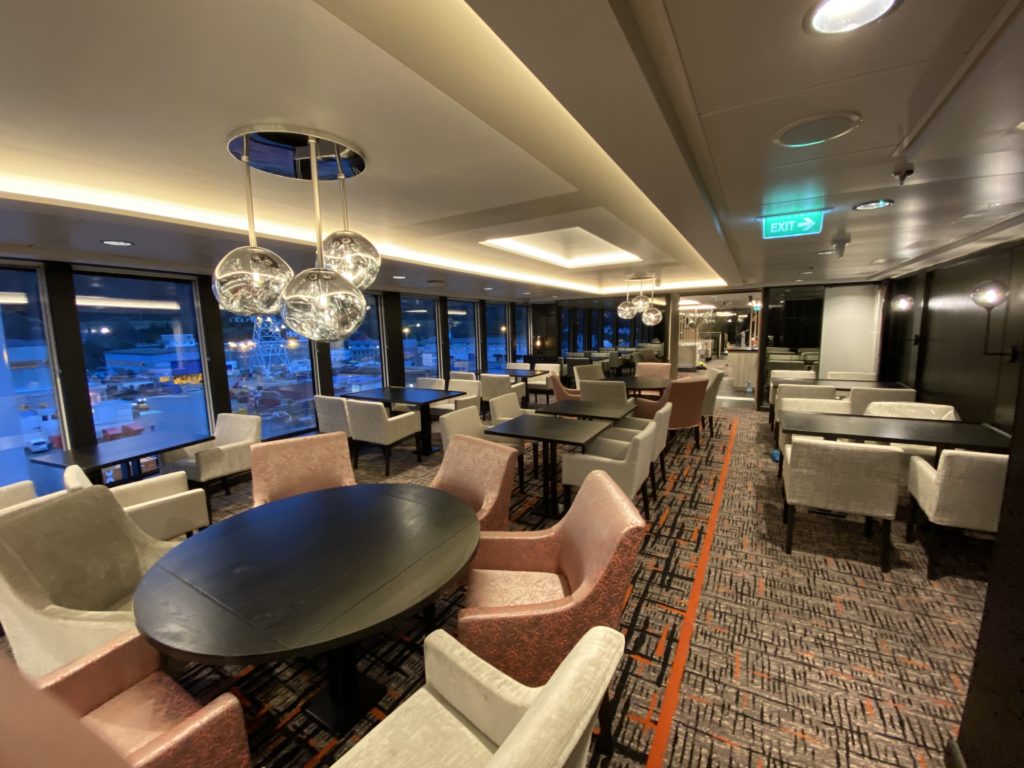 Elegant lounge färdigställd av Codex Group OU:s montörer inom marint modulprojekt