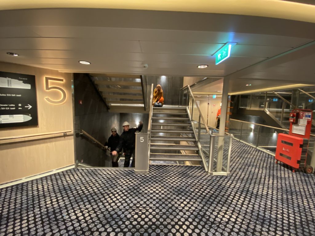 Montörer från Codex Group arbetar med inredning i trapphus på ett modulbyggt fartyg